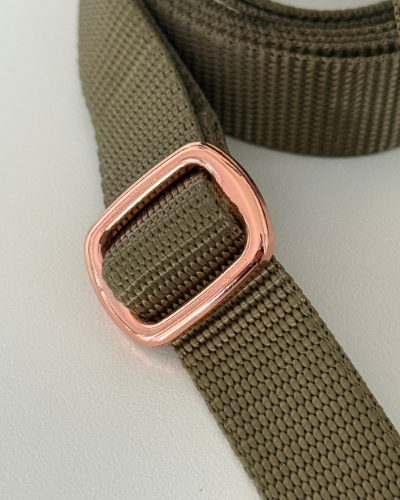 Khaki Halfter für Flexi-Rollleinen – kompatibel mit Flexi New Classic XS, S, M und L. Ideal für sicheres, freihändiges Gassigehen mit kleinen und mittelgroßen und großen Hunden. Hochwertiges Hundeleinen-Zubehör aus robustem Nylon mit Metallringen – einfach zu befestigen, perfekt für Spaziergänge, Training und Outdoor. pawINAYA® Original.
