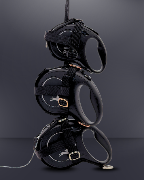 Schwarzes Halfter für Flexi-Rollleinen – kompatibel mit Flexi New Classic S, M und L. Ideal für sicheres, freihändiges Gassigehen mit kleinen und mittelgroßen und großen Hunden. Hochwertiges Hundeleinen-Zubehör aus robustem Nylon mit Metallringen – einfach zu befestigen, perfekt für Spaziergänge, Training und Outdoor. pawINAYA® Original.