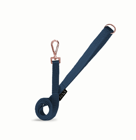 Leichte, stufenlos verstellbare Hundeleine von pawINAYA® – Modell „The 2.0“ aus robustem Nylon, verstellbar von 1,20 m bis 2 m Länge. Ideal für Alltag, Training und Spaziergänge. Hochwertige Verarbeitung mit Metallschließe, kombinierbar mit Umhängegurt oder Gürtel. Funktionales, minimalistisches Design für aktive Hundehalter.