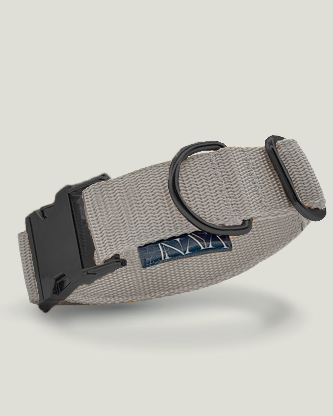 grau Hundehalsband von pawINAYA® mit edlen Roségold-Metallbeschlägen – aus strapazierfähigem Gurtband, mit Klickverschluss, D-Ring und dezentem Markenlabel. Verstellbares, elegantes Halsband für Hunde – perfekt für stilbewusste Hundebesitzer, die Funktionalität und Design verbinden möchten.