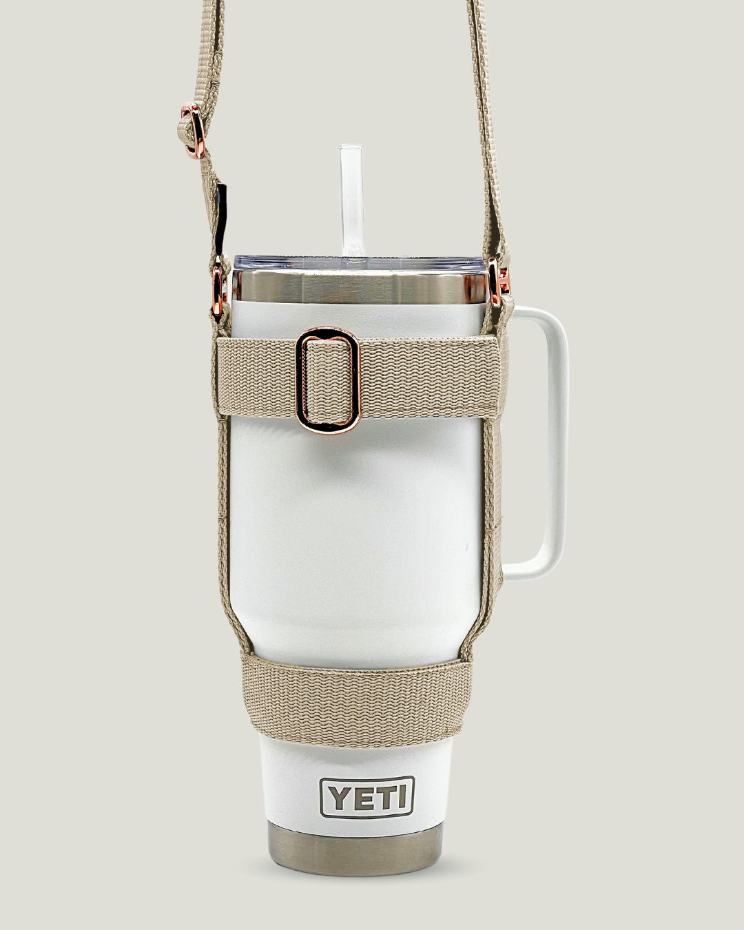 Schwarzer Getränkehalter-Tragegurt von pawINAYA® – passend für große Becher und Thermobecher wie Stanley YETI. Stufenlos verstellbarer-Gurt mit Trageriemen, perfekt zum freihändigen Tragen von Getränken bei Spaziergängen, Wanderungen oder beim Hundetraining. Funktionales Zubehör für aktive Hundebesitzer mit Stil