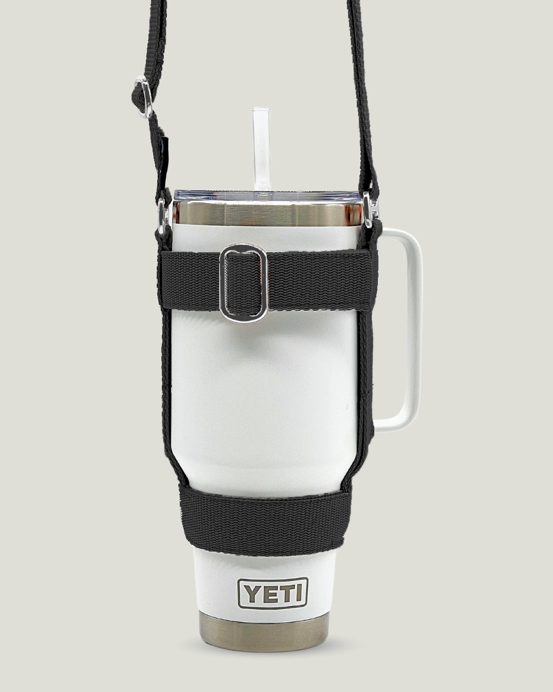 Schwarzer Getränkehalter-Tragegurt von pawINAYA® – passend für große Becher und Thermobecher wie Stanley YETI. Stufenlos verstellbarer-Gurt mit Trageriemen, perfekt zum freihändigen Tragen von Getränken bei Spaziergängen, Wanderungen oder beim Hundetraining. Funktionales Zubehör für aktive Hundebesitzer mit Stil