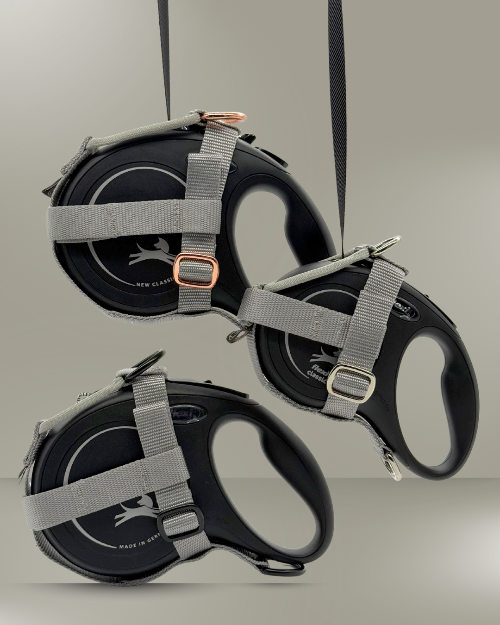 Grau Halfter für Flexi-Rollleinen – kompatibel mit Flexi New Classic S, M und L. Ideal für sicheres, freihändiges Gassigehen mit kleinen und mittelgroßen  und großen Hunden. Hochwertiges Hundeleinen-Zubehör aus robustem Nylon mit Metallringen – einfach zu befestigen, perfekt für Spaziergänge, Training und Outdoor. pawINAYA® Original.
