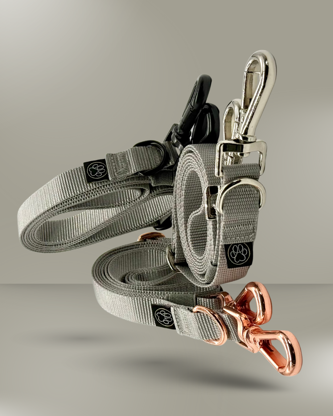 Verstellbare Doppelleine mit zwei Karabinern – ideal zum gleichzeitigen Führen von zwei Hunden, aus robustem Nylon mit weichem Griff. Grau Rose gold Schwarz Silber