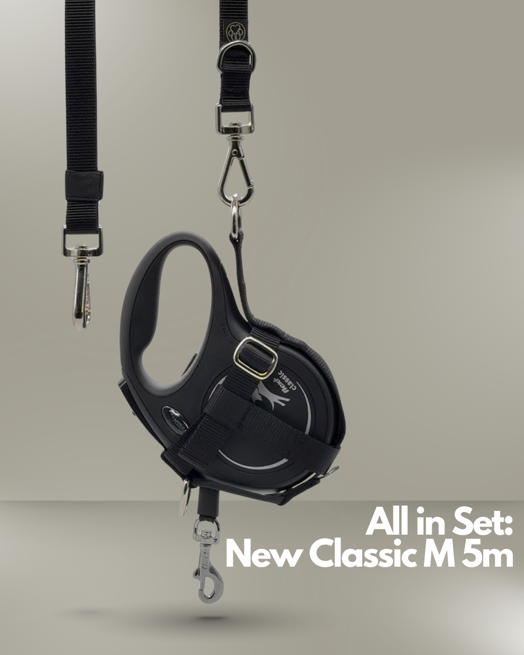 Flexi-Rollleine Modell New Classic M 5m in Schwarz  ausgestattet mit einem grauen Halfter und roségoldenen Metallbeschlägen. Vor der Leine liegt ein passender grauer Umhängegurt mit zwei Karabinern. Im oberen Bildbereich steht der Schriftzug „All in Set: Giant L 8m“ auf hellgrauem Hintergrund.